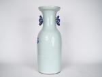 Grand vase balustre en porcelaine bleue sous couverte, à décor...