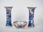 Paire de vases cornet en porcelaine et émaux "'Imari chinois"...
