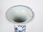 Paire de vases cornet en porcelaine et émaux "'Imari chinois"...
