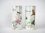Deux vases cylindriques en porcelaine émaux famille rose, l'un à...