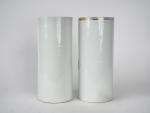 Deux vases cylindriques en porcelaine émaux famille rose, l'un à...