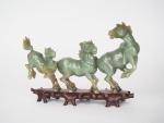 Groupe en serpentine couleur absinthe figurant des cavalcades de chevaux
Chine...