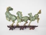Groupe en serpentine couleur absinthe figurant des cavalcades de chevaux
Chine...