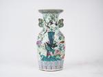 Vase balustre en porcelaine et émaux famille rose, décor d'oiseaux...