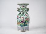Vase balustre en porcelaine et émaux famille rose, décor d'oiseaux...