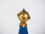 Obélisque de style Louis XVI en bronze doré et lapis-lazuli...