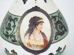 Vase Napoléon III de style étrusque en opaline, à décor...
