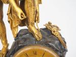 Pendule XIXème en bronze patiné et doré, figurant une allégorie...