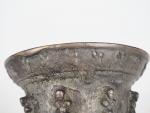 Mortier Louis XIII en bronze à décor de gaines et...