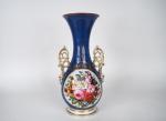 Vase à anses Napoléon III en porcelaine de Paris à...