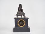 Pendule Napoléon III en marbre noir et bronze à patine...