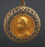 Grande médaille religieuse en or jaune, figurant la Sainte Vierge....