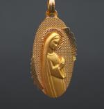 Médaille religieuse ovale en or jaune, figurant la Sainte Vierge...