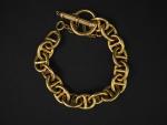 Bracelet articulé en or jaune, maille marine.
Chainette de sécurité.
Long. 19,5...