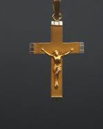 Pendentif en forme de croix deux tons d'or.
2,8 x 1,9...