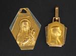 Médaille religieuse deux tons d'or de forme hexagonale figurant Sainte...