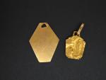 Médaille religieuse deux tons d'or de forme hexagonale figurant Sainte...