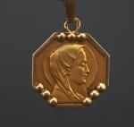 Petite médaille religieuse de forme octogonale en or jaune, figurant...