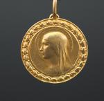 Médaille religieuse en or jaune, figurant la Sainte 
Vierge de...
