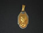 Médaille religieuse deux tons d'or de style Art déco, 
figurant...