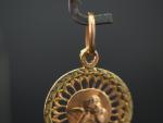 Petite médaille religieuse en or jaune ajouré, à 
décor d'un...