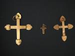 Ensemble comprenant :
- un pendentif en forme de croix en...