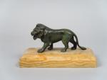 Presse papier fin XIXème en bronze patiné et onyx 'Lion...