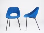 Pierre GUARICHE.
Paire de chaises modèle "Tonneau", garniture de tissu bleu.
H....