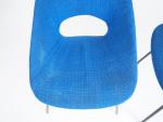 Pierre GUARICHE.
Paire de chaises modèle "Tonneau", garniture de tissu bleu.
H....