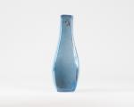 Vase 1900 en grès flammé, nuancé bleu. 
H. 34,5 cm.