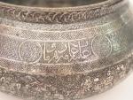 Bol tas Qajar XIXème en cuivre argenté, à décor martelé...