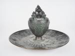 Vase couvert XIXème sur son présentoir en bronze à patine...