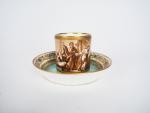 Tasse et sous-tasse en porcelaine polychrome de Vienne à décor...