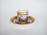 Tasse et sous-tasse en porcelaine de Vienne à décor polychrome...