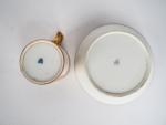 Tasse et sous-tasse en porcelaine de Vienne à décor polychrome...