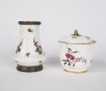 Petit vase XIXème en porcelaine polychrome à décor de fleurettes....