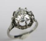 Solitaire orné d'un diamant taille ancienne de 2,10 carats environ....