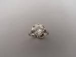 Solitaire orné d'un diamant taille ancienne de 2,10 carats environ....
