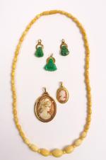 Lot de bijoux comprenant 3 pendentifs en jade et or...