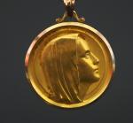 Grande médaille religieuse en or jaune, figurant la Sainte Vierge...