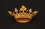 Broche en or jaune et perles en forme de couronne,...