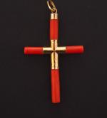 Pendentif en or jaune et corail en forme de croix.
5...