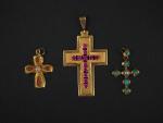 Ensemble comprenant : 
- un pendentif en forme de croix...