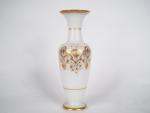 Grand vase XIXème en opaline blanche, à décor de frise...