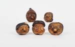 Cinq marrons d'Inde sculptés, à décor de tête de personnage.