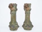 FLORAN.
Paire de vases Art Nouveau en régule, à décor de...