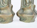 FLORAN.
Paire de vases Art Nouveau en régule, à décor de...