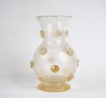 Vase en verre de Murano, à décor de fleurs dorées...