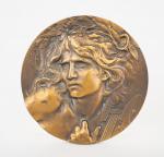 COUDRAY. 
Médaille en bronze. 
"Allégorie de la musique"
Signée.
Diam. 6,7 cm