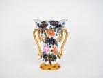 BAYEUX. 
Vase Napoléon III en porcelaine polychrome à décor chinoisant...